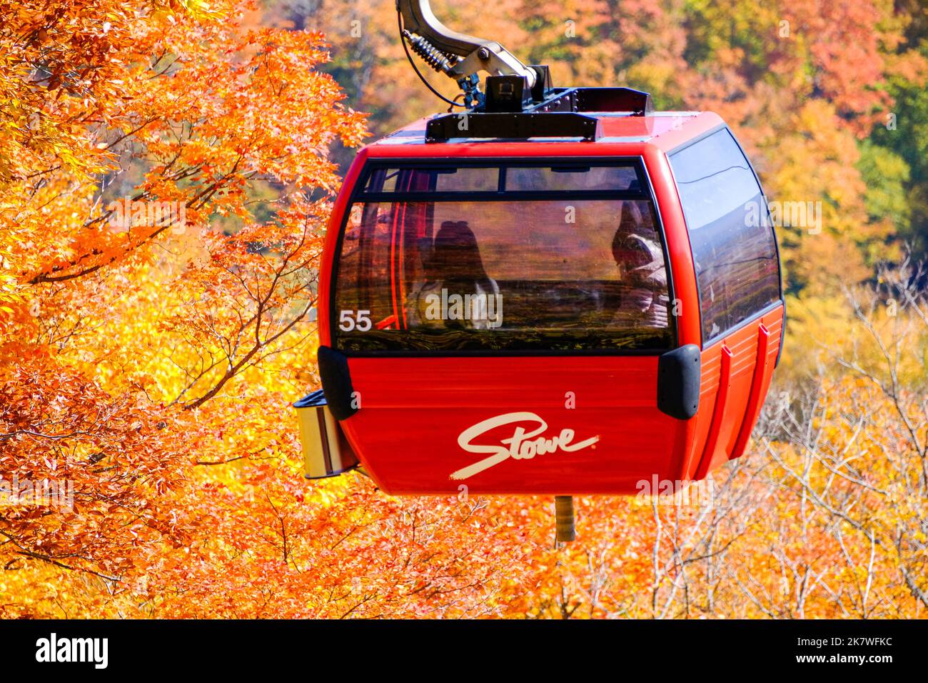 Autumn fall foliage tourists ride the gondola at Stowe Mountain Resort on Mt. Mansfield, Stowe, VT, New England, USA, the highest mountain in Vermont. Stock Photo