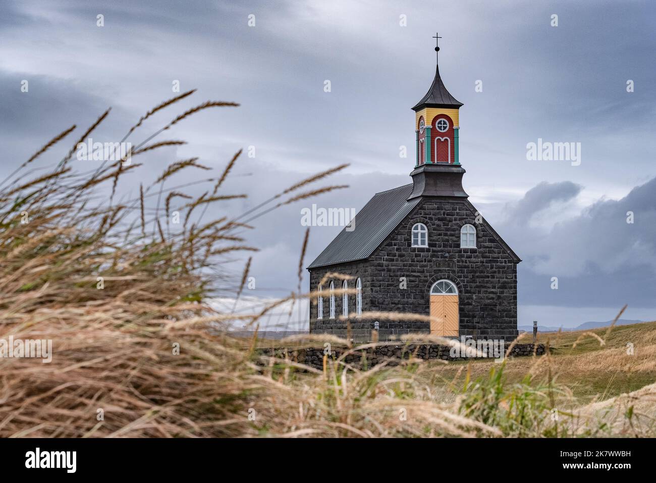 Kirche Hvalsneskirkja nahe des Internationalen Flughafens Keflavík am westlichen Ende der Halbinsel Reykjanes. Stock Photo