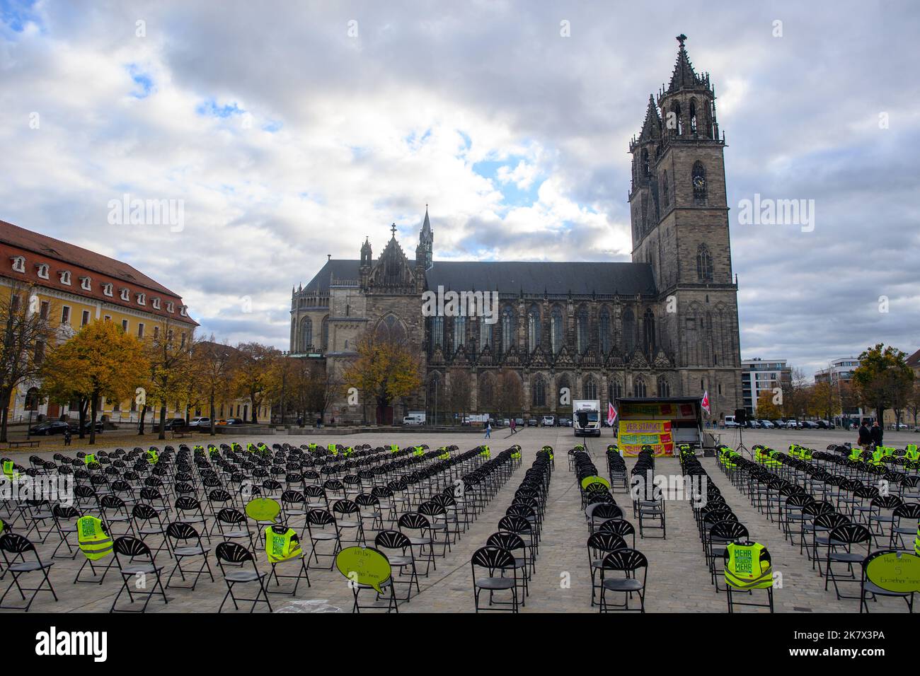 Magdeburg, Germany. 19th Oct, 2022. Chairs stand on the cathedral square. The trade union Verdi has set up a total of 800 chairs here in a protest action. Each chair is supposed to stand for 5 missing educators. According to the union, there is a shortage of 4,000 staff at municipal daycare centers and nurseries in Saxony-Anhalt. Credit: Klaus-Dietmar Gabbert/dpa/Alamy Live News Stock Photo