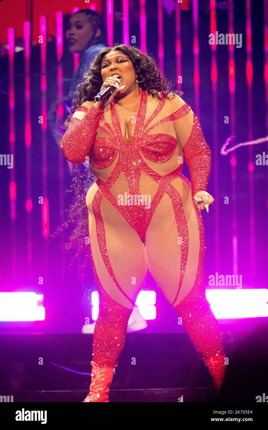 https://c8.alamy.com/comp/2K7X5E4/october-18-2022-indianapolis-indiana-usa-singer-and-rapper-lizzo-performs-during-lizzo-the-special-tour-at-gainbridge-fieldhouse-on-october-18-2022-in-indianapolis-indiana-credit-image-lora-olivezuma-press-wire-2K7X5E4.jpg