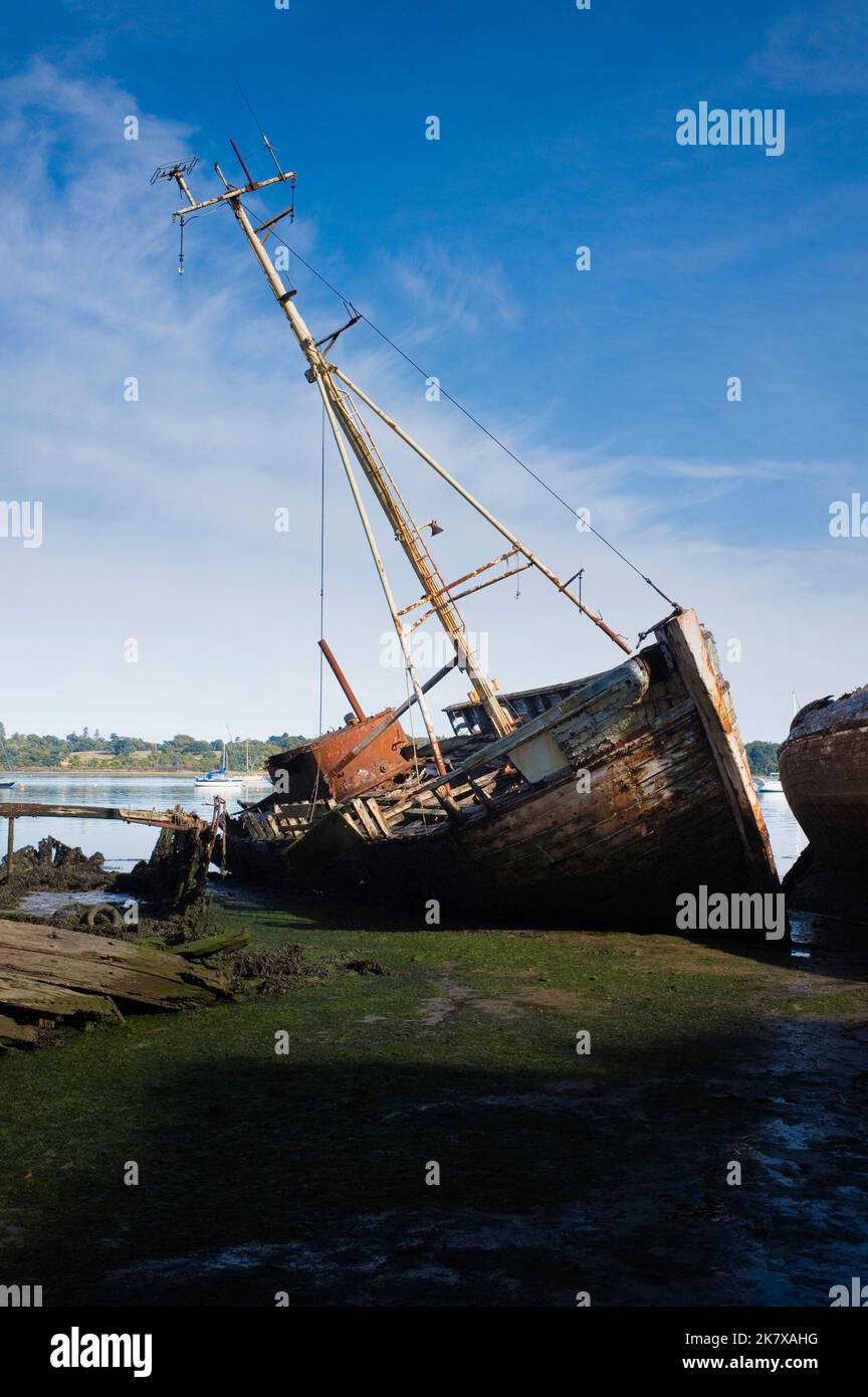River Orwell at low tide with abandoned and wrecked wooden sailing boats on the foreshore at Pin Mill Stock Photo