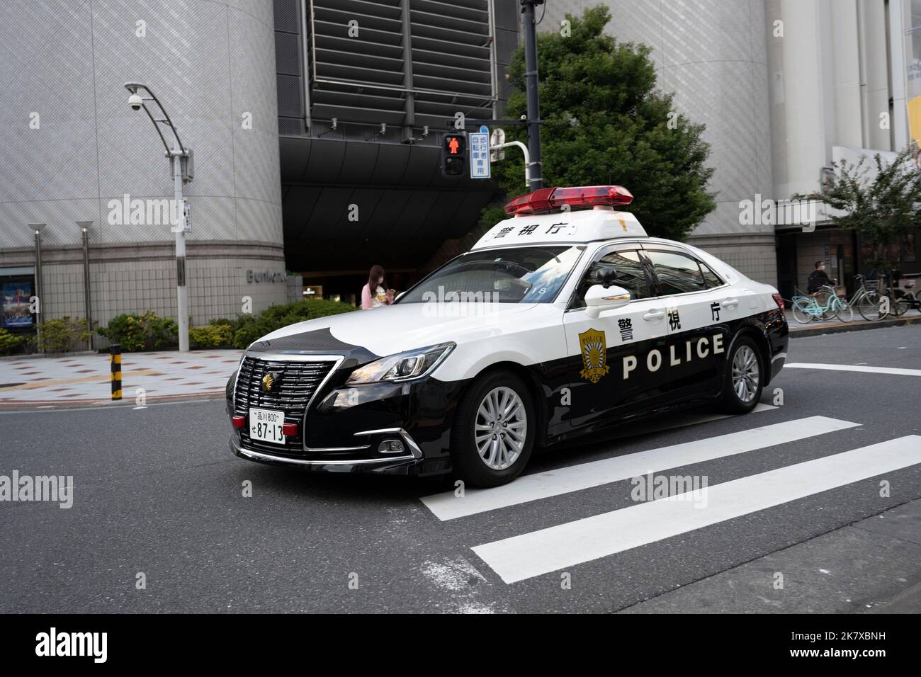 Tokyo, Japan. 19th Oct, 2022. A Tokyo Metropolitan Police car making a turn at Shibuya, Tokyo Police, public safety, Japanese Law Enforcement. LEO. Police car, police cruiser. Japan Legal System, Japan criminal justice system. Immigration.General scenes of pedestrians, tourists, Tokyoites and commuters at Shibuya, a popular travel destination with many commercial spaces, shops and restaurants. Japan has recently reopened to tourism after over two years of travel bans due to the COVID-19 pandemic. Credit: ZUMA Press, Inc./Alamy Live News Stock Photo