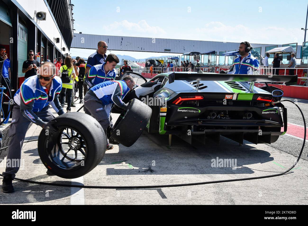 Professional race car driving hi-res stock photography and images - Alamy