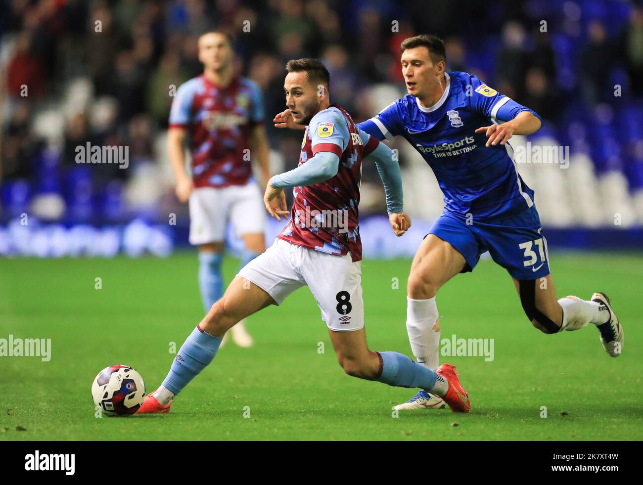 Burnley's Josh Brownhill (left) and Birmingham City's Krystian Bielik battle for the ball during the Sky Bet Championship match at St. Andrew's Stadium, Birmingham. Picture date: Wednesday October 19, 2022. Stock Photo