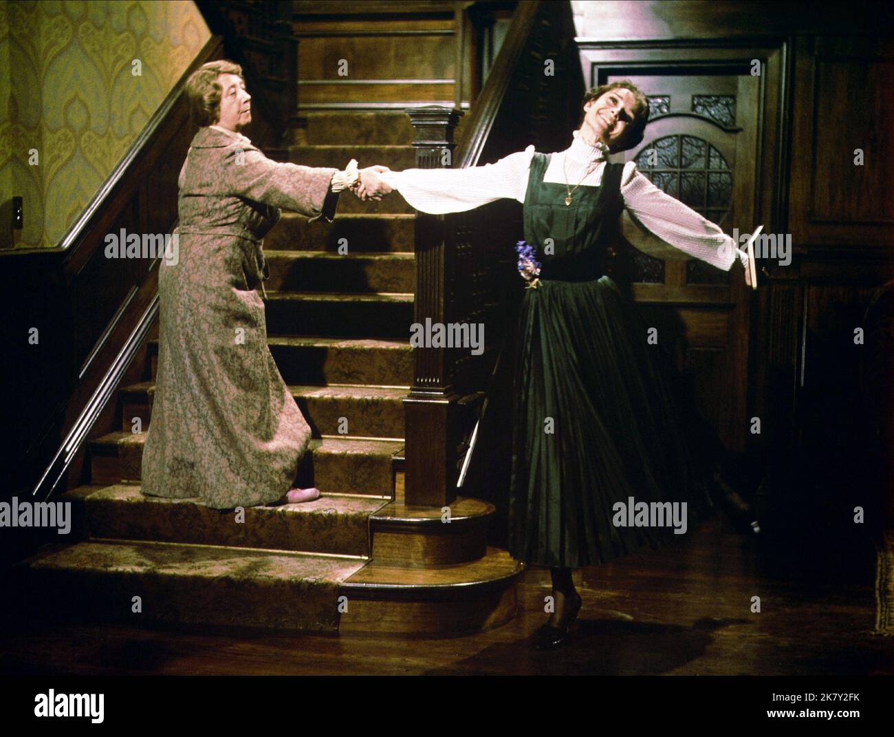 Mona Washbourne & Audrey Hepburn Film: My Fair Lady (USA 1964) Characters: Mrs. Pearce, Eliza Doolittle  / Literaturverfilmung (Based On The Play 'Pymalion' By  George Bernard Shaw) Director: George Cukor 21 October 1964   **WARNING** This Photograph is for editorial use only and is the copyright of WARNER BROS. and/or the Photographer assigned by the Film or Production Company and can only be reproduced by publications in conjunction with the promotion of the above Film. A Mandatory Credit To WARNER BROS. is required. The Photographer should also be credited when known. No commercial use can Stock Photo