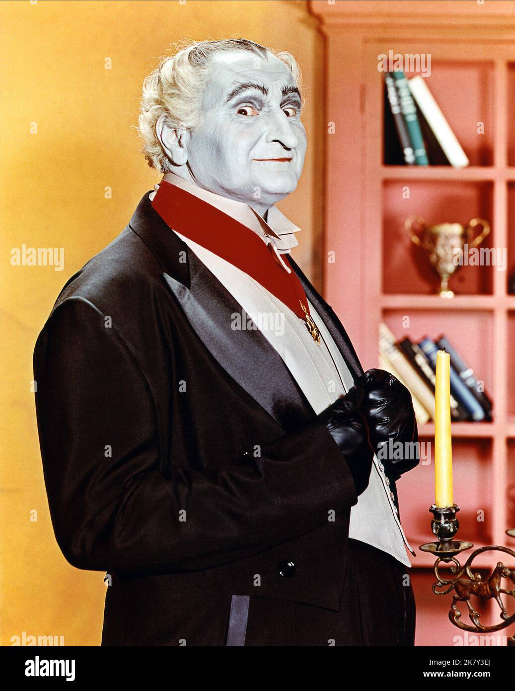 Al Lewis Television: The Munsters (TV-Serie) Characters: Grandpa  Usa 1964-1966, 24 September 1964   **WARNING** This Photograph is for editorial use only and is the copyright of CBS and/or the Photographer assigned by the Film or Production Company and can only be reproduced by publications in conjunction with the promotion of the above Film. A Mandatory Credit To CBS is required. The Photographer should also be credited when known. No commercial use can be granted without written authority from the Film Company. Stock Photo