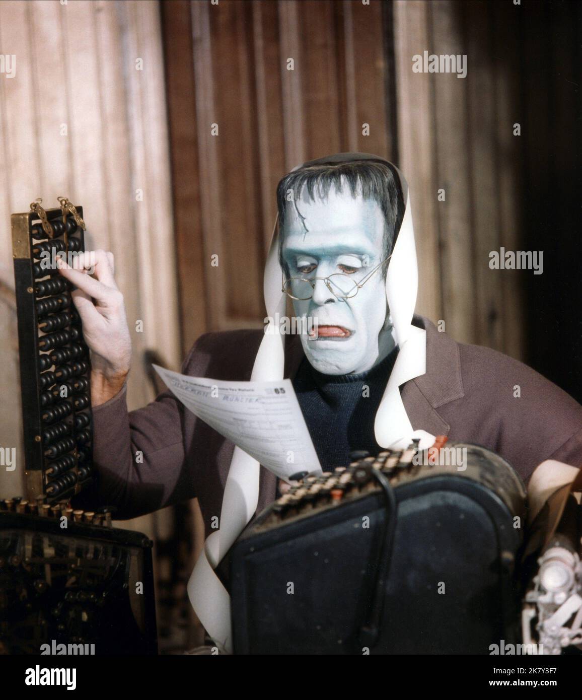 Fred Gwynne Television: The Munsters (TV-Serie) Characters: Herman Munster  Usa 1964-1966, 24 September 1964   **WARNING** This Photograph is for editorial use only and is the copyright of CBS and/or the Photographer assigned by the Film or Production Company and can only be reproduced by publications in conjunction with the promotion of the above Film. A Mandatory Credit To CBS is required. The Photographer should also be credited when known. No commercial use can be granted without written authority from the Film Company. Stock Photo