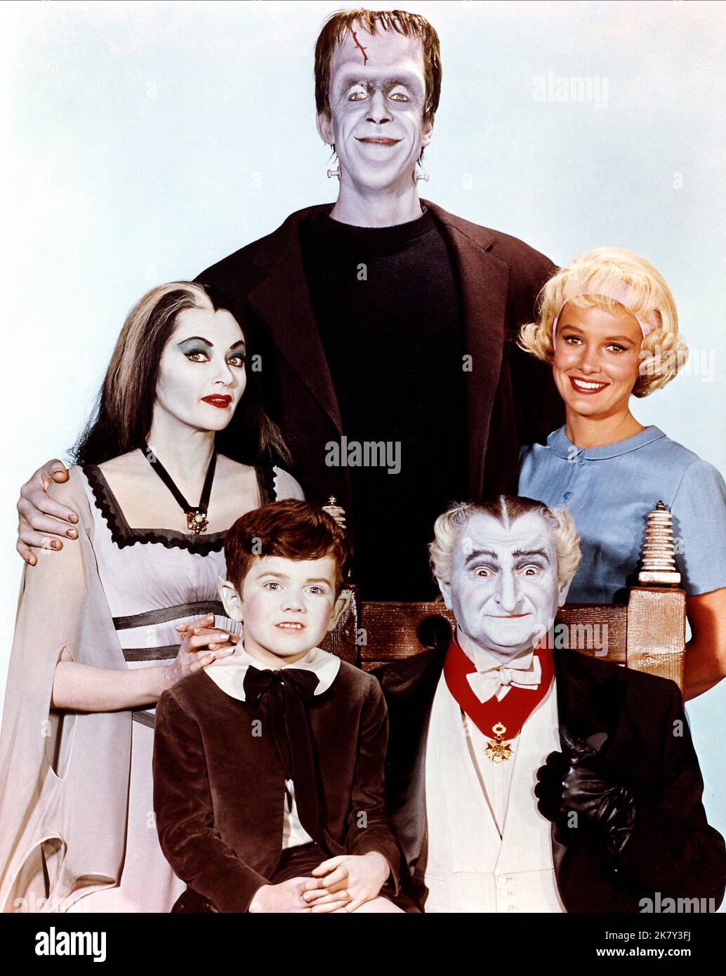 Butch Patrick, Al Lewis, Yvonne De Carlo, Fred Gwynne & Pat Priest Television: The Munsters (TV-Serie) Characters: Eddie Wolfgang Munster, Grandpa, Lily Munster, Herman Munster, Marilyn Munster  Usa 1964-1966, 24 September 1964   **WARNING** This Photograph is for editorial use only and is the copyright of CBS and/or the Photographer assigned by the Film or Production Company and can only be reproduced by publications in conjunction with the promotion of the above Film. A Mandatory Credit To CBS is required. The Photographer should also be credited when known. No commercial use can be granted Stock Photo