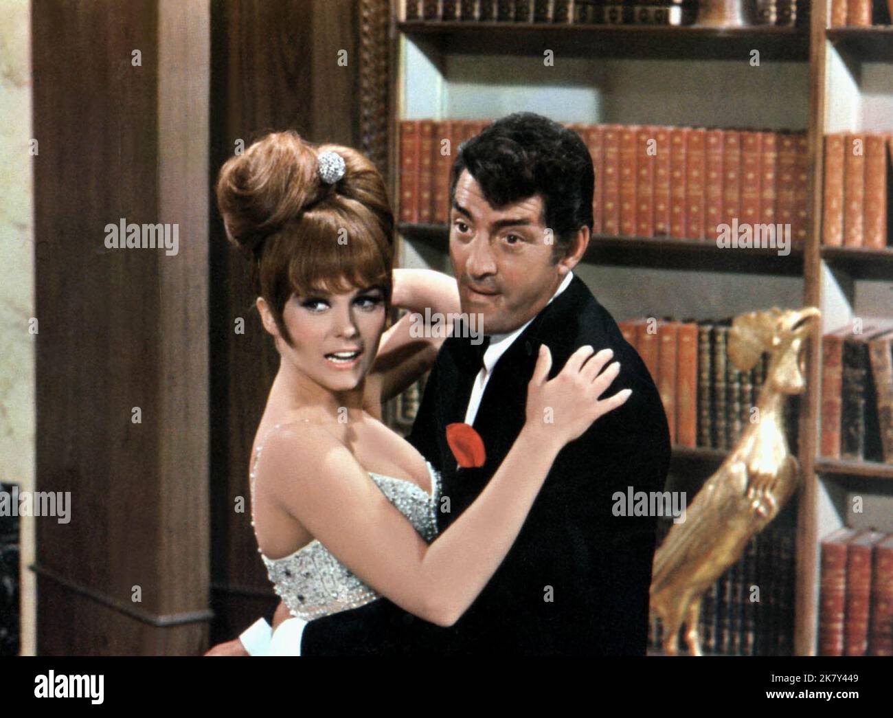 Ann-Margret & Dean Martin Film: Murderer'S Row (USA 1966) Characters: Suzie, Matt Helm  / Literaturverfilmung (Based On The Book By Donald Hamilton) Director: Henry Levin 20 December 1966   **WARNING** This Photograph is for editorial use only and is the copyright of COLUMBIA PICTURES and/or the Photographer assigned by the Film or Production Company and can only be reproduced by publications in conjunction with the promotion of the above Film. A Mandatory Credit To COLUMBIA PICTURES is required. The Photographer should also be credited when known. No commercial use can be granted without writ Stock Photo