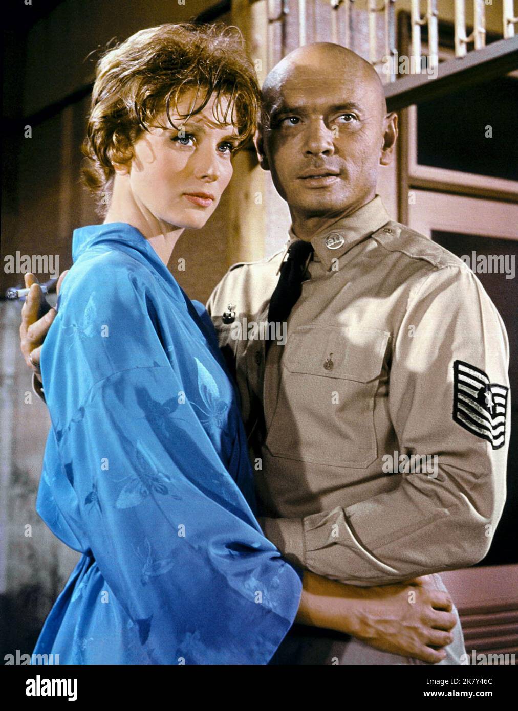 Yul Brynner & Suzy Parker Film: Flight From Ashiya (1967) Characters: TSgt. Mike Takashima & Lucille Caroll  Director: Michael Anderson 25 March 1964   **WARNING** This Photograph is for editorial use only and is the copyright of UNITED ARTISTS and/or the Photographer assigned by the Film or Production Company and can only be reproduced by publications in conjunction with the promotion of the above Film. A Mandatory Credit To UNITED ARTISTS is required. The Photographer should also be credited when known. No commercial use can be granted without written authority from the Film Company. Stock Photo