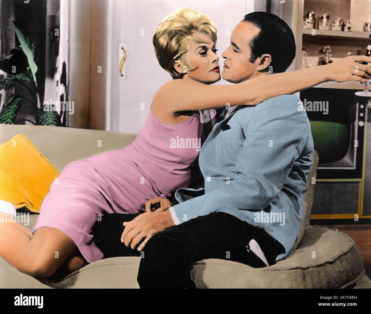 Janis Paige & Bob Hope Film: Bachelor In Paradise (USA 1961) Characters: Dolores Jynson & Adam J. Niles  Director: Jack Arnold 01 November 1961   **WARNING** This Photograph is for editorial use only and is the copyright of MGM and/or the Photographer assigned by the Film or Production Company and can only be reproduced by publications in conjunction with the promotion of the above Film. A Mandatory Credit To MGM is required. The Photographer should also be credited when known. No commercial use can be granted without written authority from the Film Company. Stock Photo