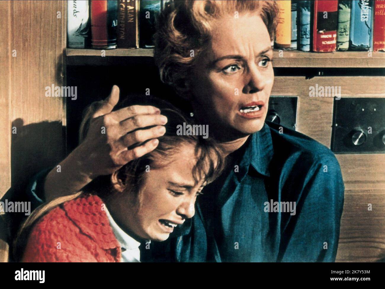 Veronica Cartwright & Jessica Tandy Film: The Birds (USA 1963) Characters: Cathy Brenner & Lydia Brenner  Director: Alfred Hitchcock 28 March 1963   **WARNING** This Photograph is for editorial use only and is the copyright of UNIVERSAL and/or the Photographer assigned by the Film or Production Company and can only be reproduced by publications in conjunction with the promotion of the above Film. A Mandatory Credit To UNIVERSAL is required. The Photographer should also be credited when known. No commercial use can be granted without written authority from the Film Company. Stock Photo