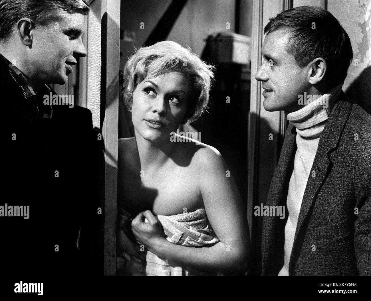 Hardy Kruger, Ingrid Van Bergen, Horst Frank Film: Bumerang; Cry Double Cross; Bumerang (1960) Characters: ,Else,Willy Schneider  Director: Alfred Weidenmann 14 January 1960   **WARNING** This Photograph is for editorial use only and is the copyright of ROXY FILM and/or the Photographer assigned by the Film or Production Company and can only be reproduced by publications in conjunction with the promotion of the above Film. A Mandatory Credit To ROXY FILM is required. The Photographer should also be credited when known. No commercial use can be granted without written authority from the Film Co Stock Photo