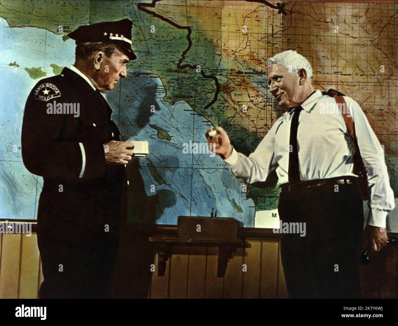 Spencer Tracy & Policeman Film: It'S A Mad, Mad, Mad, Mad World (USA 1963) Characters: Capt. C. G. Culpepper &  Director: Stanley Kramer 07 November 1963   **WARNING** This Photograph is for editorial use only and is the copyright of UNITED ARTISTS and/or the Photographer assigned by the Film or Production Company and can only be reproduced by publications in conjunction with the promotion of the above Film. A Mandatory Credit To UNITED ARTISTS is required. The Photographer should also be credited when known. No commercial use can be granted without written authority from the Film Company. Stock Photo