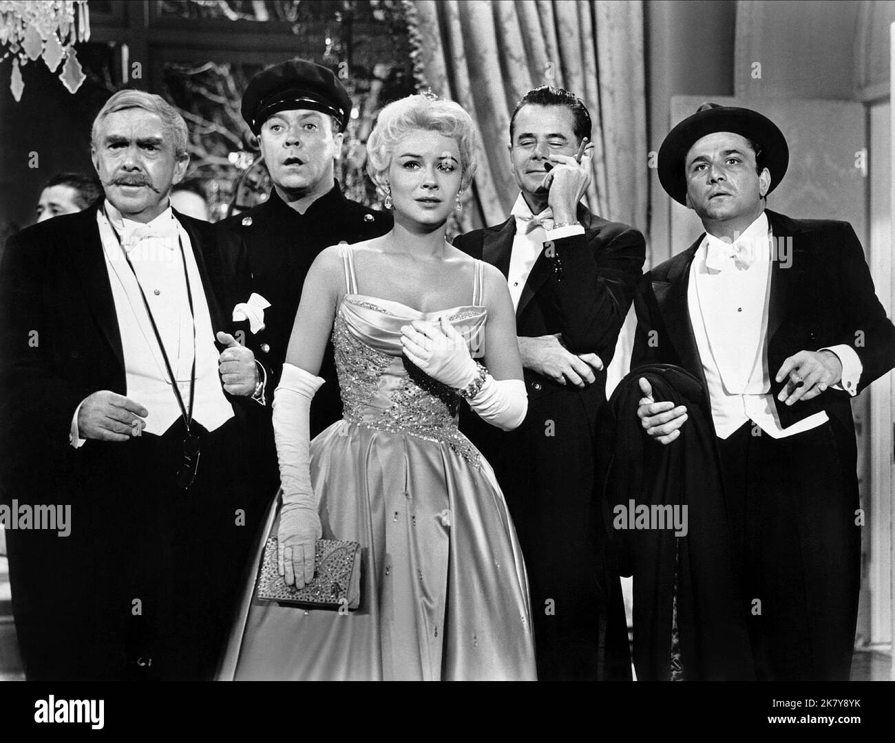 Thomas Mitchell, Mickey Shaughnessy, Hope Lange, Glenn Ford & Peter Falk Film: Pocketful Of Miracles (USA 1961) Characters: Judge Henry G. Blake, Junior, Queenie Martin, Dave the Dude, Joy Boy  Director: Frank Capra 18 December 1961   **WARNING** This Photograph is for editorial use only and is the copyright of FRANTON PRODUCTIONS and/or the Photographer assigned by the Film or Production Company and can only be reproduced by publications in conjunction with the promotion of the above Film. A Mandatory Credit To FRANTON PRODUCTIONS is required. The Photographer should also be credited when kno Stock Photo