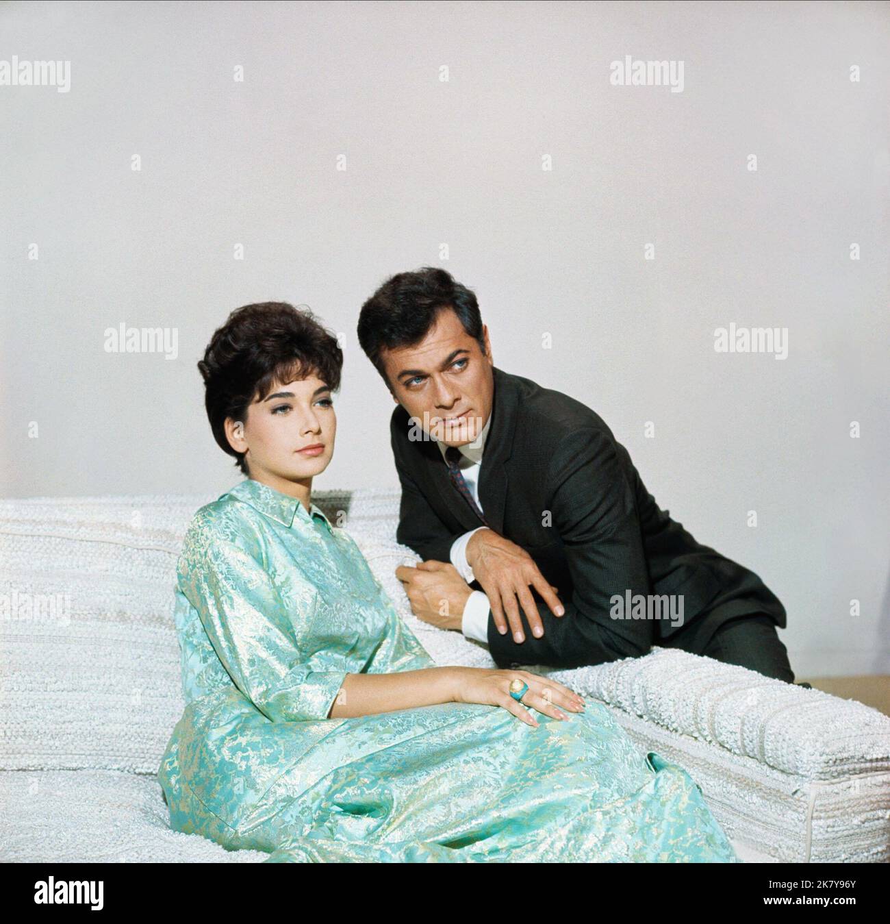 Suzanne Pleshette & Tony Curtis Film: 40 Pounds Of Trouble (1962) Characters: Chris Lockwood, Steve McCluskey  Director: Norman Jewison 31 December 1962   **WARNING** This Photograph is for editorial use only and is the copyright of CURTIS ENTERPRISES and/or the Photographer assigned by the Film or Production Company and can only be reproduced by publications in conjunction with the promotion of the above Film. A Mandatory Credit To CURTIS ENTERPRISES is required. The Photographer should also be credited when known. No commercial use can be granted without written authority from the Film Compa Stock Photo
