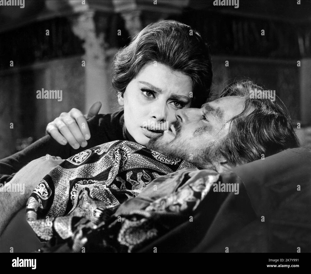 Sophia Loren & Charlton Heston Film: El Cid (USA/IT 1961) Characters: Jimena, El Cid  Director: Anthony Mann 24 October 1961   **WARNING** This Photograph is for editorial use only and is the copyright of ALLIED ARTISTS and/or the Photographer assigned by the Film or Production Company and can only be reproduced by publications in conjunction with the promotion of the above Film. A Mandatory Credit To ALLIED ARTISTS is required. The Photographer should also be credited when known. No commercial use can be granted without written authority from the Film Company. Stock Photo