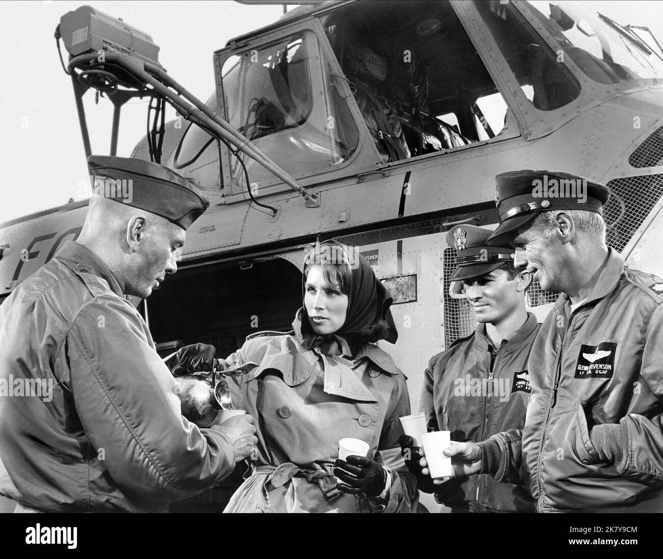 Yul Brynner, Suzy Parker, George Chakiris & Richard Widmark Film: Flight From Ashiya (1964) Characters: TSgt. Mike Takashima, Lucille Caroll, 2nd Lt. John Gregg, L:t. Col. Glenn Stevenson  Director: Michael Anderson 25 March 1964   **WARNING** This Photograph is for editorial use only and is the copyright of UNITED ARTISTS and/or the Photographer assigned by the Film or Production Company and can only be reproduced by publications in conjunction with the promotion of the above Film. A Mandatory Credit To UNITED ARTISTS is required. The Photographer should also be credited when known. No commer Stock Photo