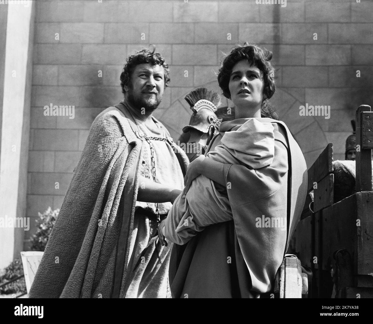 Peter Ustinov & Jean Simmons Film: Spartacus (USA 1960) Characters: Lentulus Batiatus, Varinia  / Literaturverfilmung (Based On The Book By Howard Fast) Director: Stanley Kubrick 06 October 1960   **WARNING** This Photograph is for editorial use only and is the copyright of BRYNA PRODUCTIONS and/or the Photographer assigned by the Film or Production Company and can only be reproduced by publications in conjunction with the promotion of the above Film. A Mandatory Credit To BRYNA PRODUCTIONS is required. The Photographer should also be credited when known. No commercial use can be granted witho Stock Photo