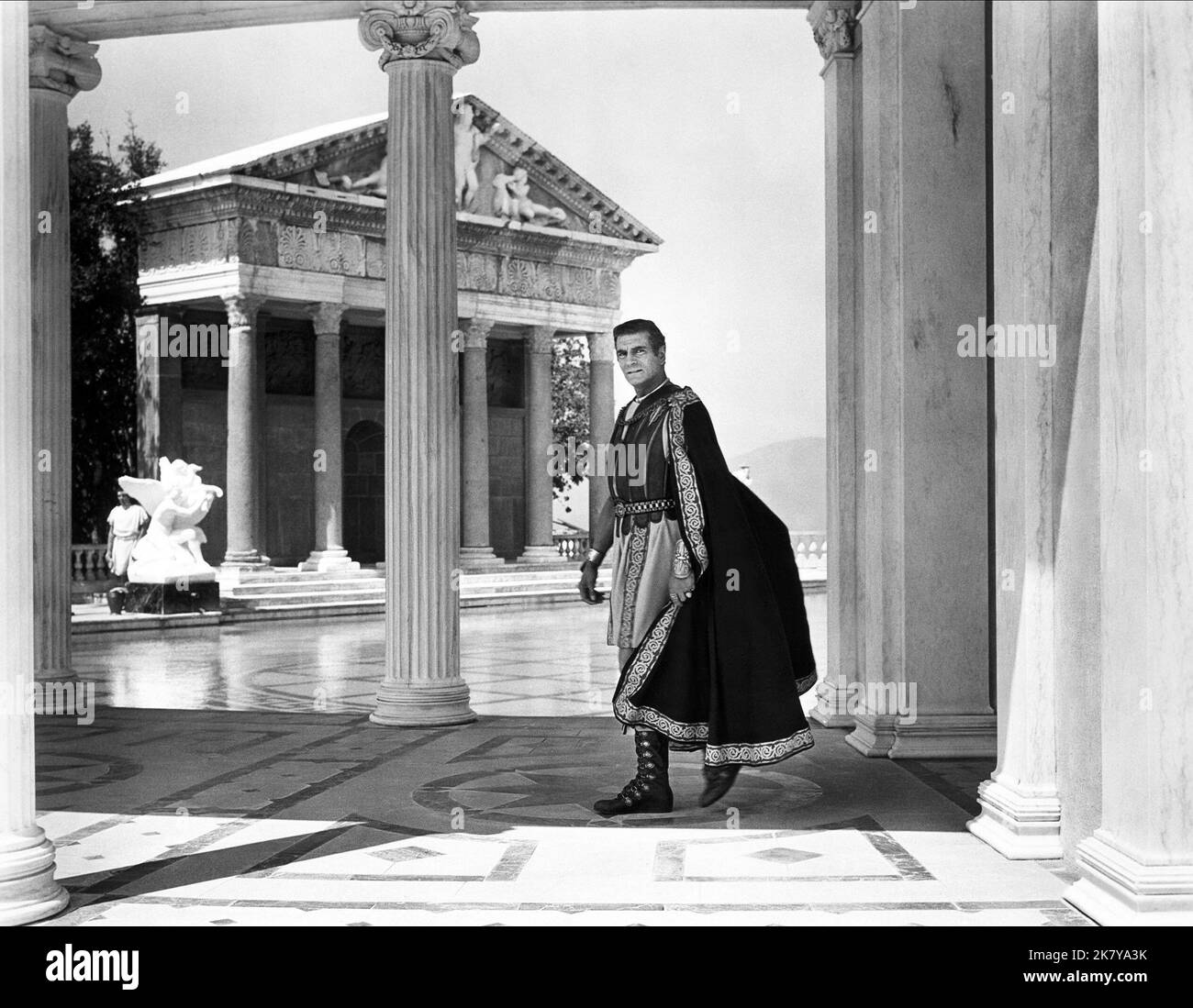 Laurence Olivier Film: Spartacus (USA 1960) Characters: Marcus Licinius Crassus  / Literaturverfilmung (Based On The Book By Howard Fast) Director: Stanley Kubrick 06 October 1960   **WARNING** This Photograph is for editorial use only and is the copyright of BRYNA PRODUCTIONS and/or the Photographer assigned by the Film or Production Company and can only be reproduced by publications in conjunction with the promotion of the above Film. A Mandatory Credit To BRYNA PRODUCTIONS is required. The Photographer should also be credited when known. No commercial use can be granted without written auth Stock Photo