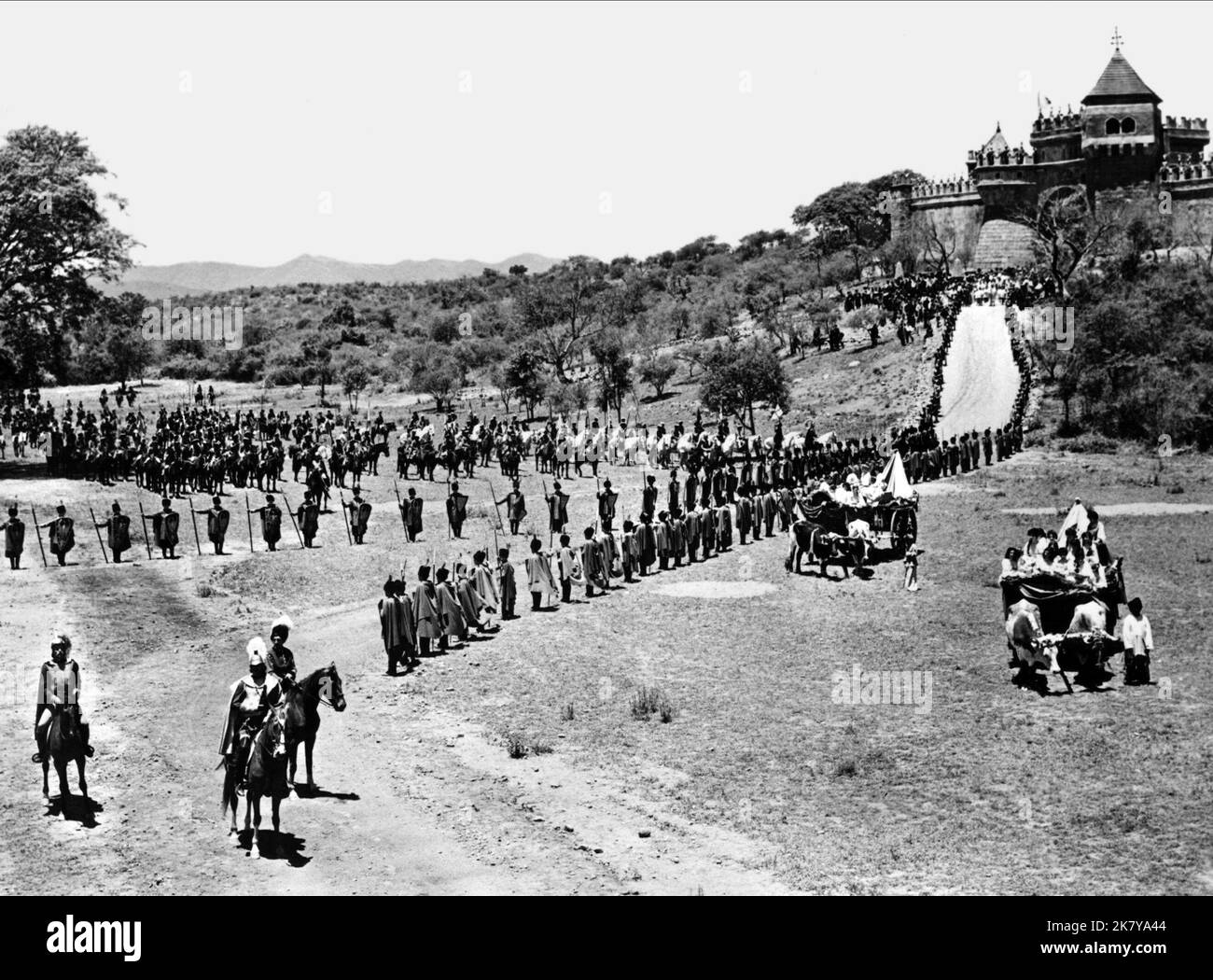 Army Outside Fortress Film: Taras Bulba (USA/YU 1962)   Director: J. Lee Thompson 21 November 1962   **WARNING** This Photograph is for editorial use only and is the copyright of UNITED ARTISTS and/or the Photographer assigned by the Film or Production Company and can only be reproduced by publications in conjunction with the promotion of the above Film. A Mandatory Credit To UNITED ARTISTS is required. The Photographer should also be credited when known. No commercial use can be granted without written authority from the Film Company. Stock Photo