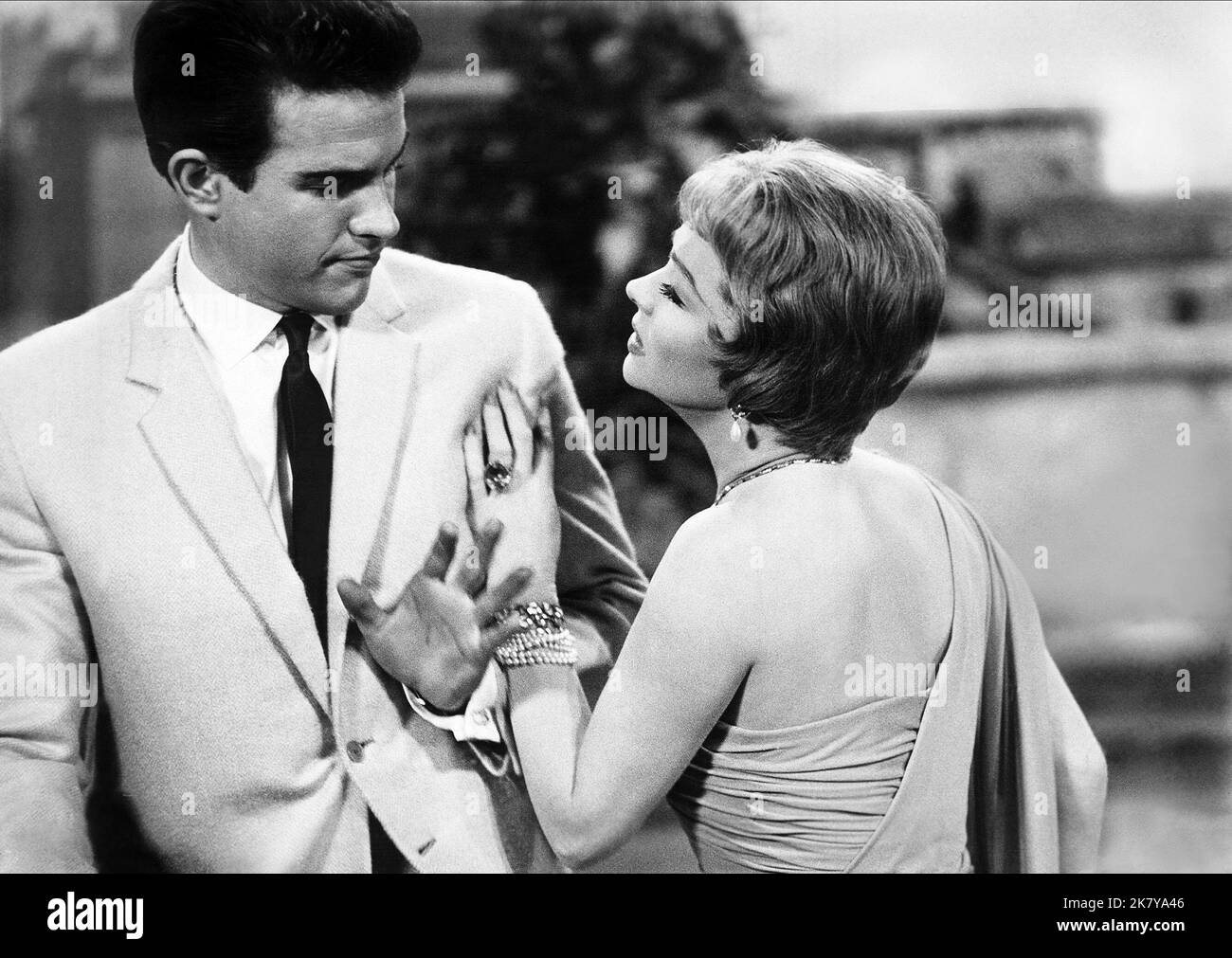 Warren Beatty & Vivien Leigh Film: The Roman Spring Of Mrs. Stone; The Widow And The Gigolo (1967) Characters: Paolo di Leo, Karen Stone  Director: Jose Quintero 28 December 1961   **WARNING** This Photograph is for editorial use only and is the copyright of WARNER BROS and/or the Photographer assigned by the Film or Production Company and can only be reproduced by publications in conjunction with the promotion of the above Film. A Mandatory Credit To WARNER BROS is required. The Photographer should also be credited when known. No commercial use can be granted without written authority from th Stock Photo