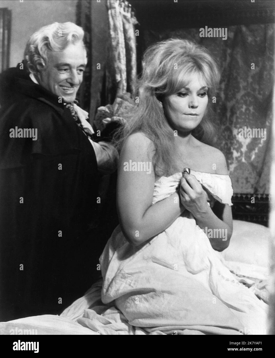 Vittorio De Sica & Kim Novak Film: The Amorous Adventures Of Moll Flanders (UK 1965) Characters: The Count, Moll Flanders  / Literaturverfilmung (Based On The Book By Daniel Defoe) Director: Terence Young 26 May 1965   **WARNING** This Photograph is for editorial use only and is the copyright of WINCHESTER PRODUCTIONS and/or the Photographer assigned by the Film or Production Company and can only be reproduced by publications in conjunction with the promotion of the above Film. A Mandatory Credit To WINCHESTER PRODUCTIONS is required. The Photographer should also be credited when known. No com Stock Photo