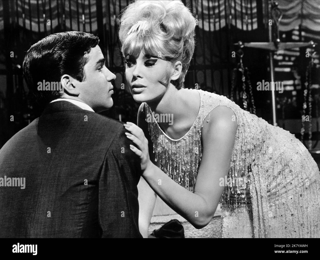 Tony Bill & Jill St. John Film: Come Blow Your Horn (USA 1963) Characters: Buddy Baker, Peggy John  Director: Bud Yorkin 05 June 1963   **WARNING** This Photograph is for editorial use only and is the copyright of PARAMOUNT and/or the Photographer assigned by the Film or Production Company and can only be reproduced by publications in conjunction with the promotion of the above Film. A Mandatory Credit To PARAMOUNT is required. The Photographer should also be credited when known. No commercial use can be granted without written authority from the Film Company. Stock Photo