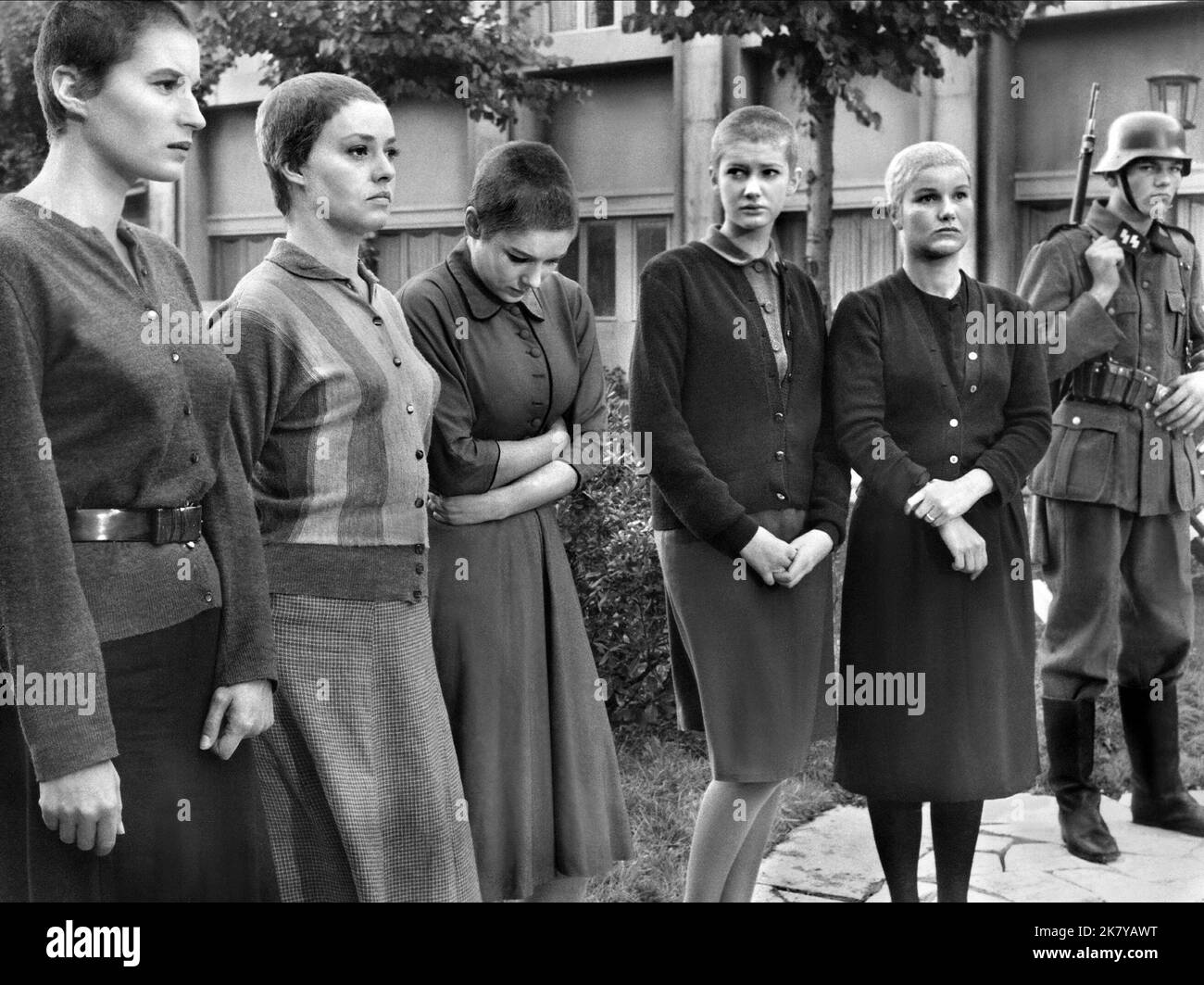 Silvana Mangano, Jeanne Moreau, Vera Miles, Carla Gravina & Barbara Bel Geddes Film: 5 Branded Women; Five Branded Women (USA/IT 1960) Characters: Jovanka, Ljuba, Daniza, Mira, Marja  Director: Martin Ritt 15 March 1960   **WARNING** This Photograph is for editorial use only and is the copyright of PARAMOUNT PICTURES and/or the Photographer assigned by the Film or Production Company and can only be reproduced by publications in conjunction with the promotion of the above Film. A Mandatory Credit To PARAMOUNT PICTURES is required. The Photographer should also be credited when known. No commerci Stock Photo