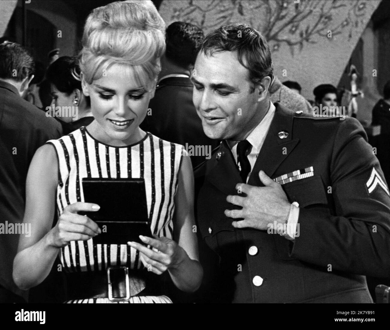 Susanne Cramer & Marlon Brando Film: Bedtime Story (USA 1964) Characters: Anna, Freddy Benson  Director: Ralph Levy 10 June 1964   **WARNING** This Photograph is for editorial use only and is the copyright of UNIVERSAL PICTURES and/or the Photographer assigned by the Film or Production Company and can only be reproduced by publications in conjunction with the promotion of the above Film. A Mandatory Credit To UNIVERSAL PICTURES is required. The Photographer should also be credited when known. No commercial use can be granted without written authority from the Film Company. Stock Photo