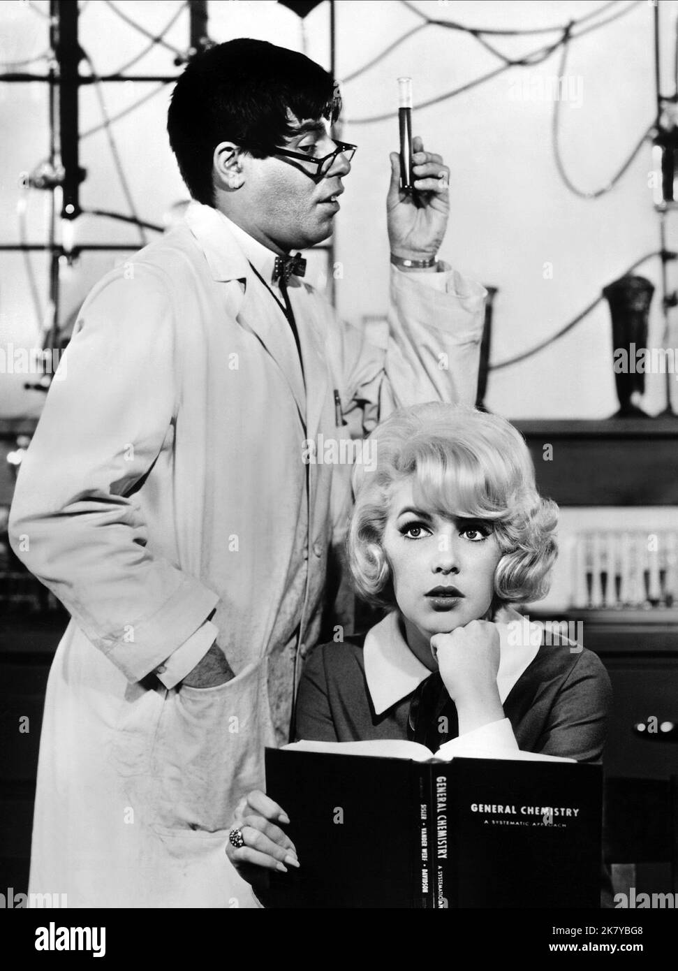 Jerry Lewis & Stella Stevens Film: The Nutty Professor (USA 1963) Characters: Professor Julius Kelp, Stella Purdy  Director: Jerry Lewis 04 June 1963   **WARNING** This Photograph is for editorial use only and is the copyright of PARAMOUNT PICTURES and/or the Photographer assigned by the Film or Production Company and can only be reproduced by publications in conjunction with the promotion of the above Film. A Mandatory Credit To PARAMOUNT PICTURES is required. The Photographer should also be credited when known. No commercial use can be granted without written authority from the Film Company. Stock Photo