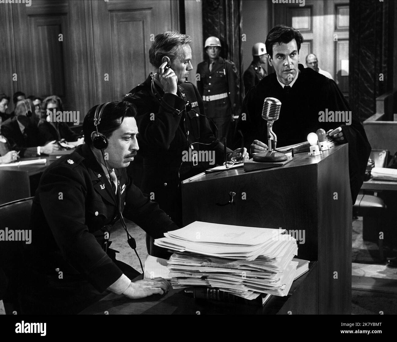 Joseph Bernard, Richard Widmark & Maximilian Schell Film: Judgment At Nuremberg; Judgement At Nuremberg (USA 1963) Characters: Maj. Abe Radnitz, Col. Tad Lawson, Hans Rolfe  Director: Stanley Kramer 14 December 1961   **WARNING** This Photograph is for editorial use only and is the copyright of UNITED ARTISTS and/or the Photographer assigned by the Film or Production Company and can only be reproduced by publications in conjunction with the promotion of the above Film. A Mandatory Credit To UNITED ARTISTS is required. The Photographer should also be credited when known. No commercial use can b Stock Photo