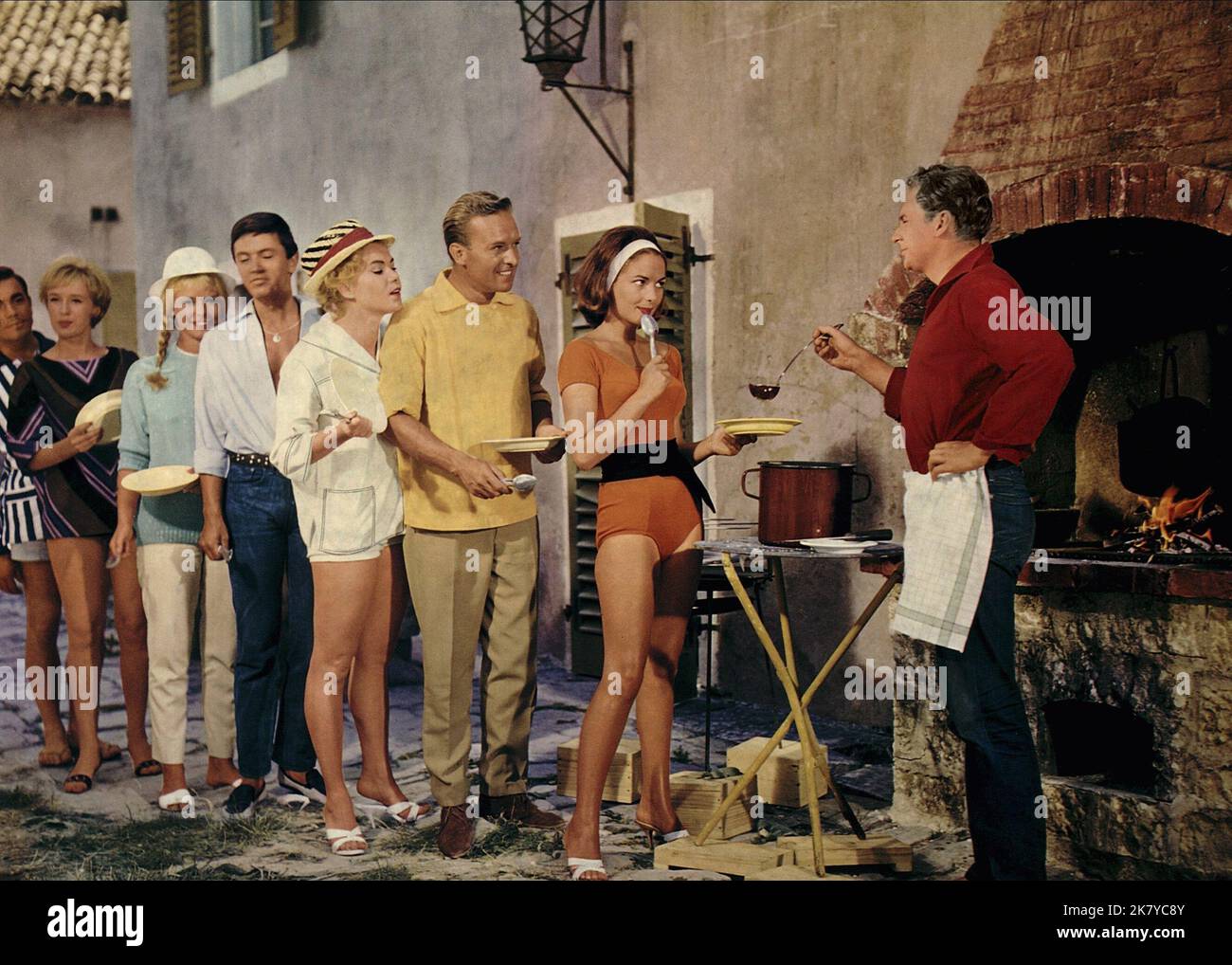 Klaus Biederstaedt, Vivi Bach, Rex Gildo, Karin Dor & Harald Juhnke Film: Am Sonntag Will Mein Süsser Mit Mir Segeln Gehn (DE 1961) Characters: Paul, Ulla, Tommy, Georgie Hagen, Albert  / Klaus Biederstaedt (Li.), Vivi Bach (3. V.Li.), Rex Gildo (4.V.Li.), Karin Dor (2.V.Re.), Harald Juhnke (Re.) Director: Franz Marischka 13 October 1961   **WARNING** This Photograph is for editorial use only and is the copyright of PIRAN-FILM and/or the Photographer assigned by the Film or Production Company and can only be reproduced by publications in conjunction with the promotion of the above Film. A Mand Stock Photo