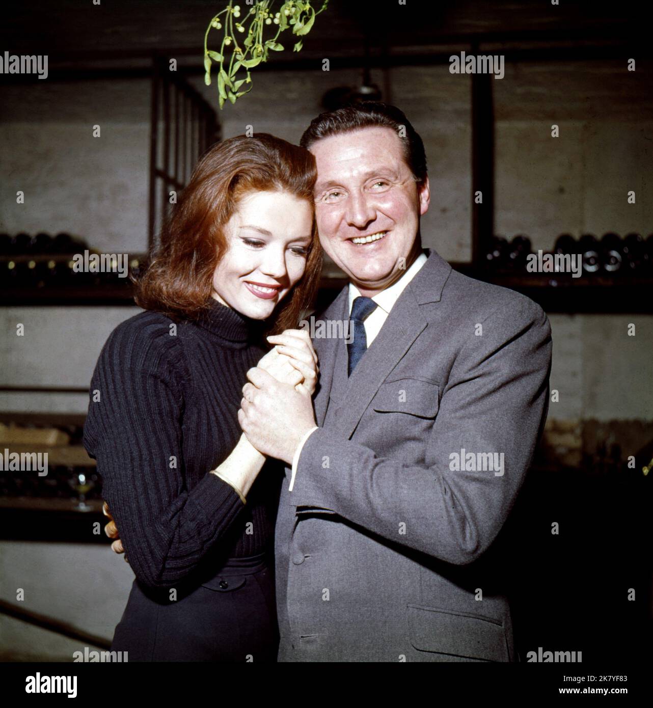 Diana Rigg & Patrick Macnee Television: The Avengers (TV-Serie) Characters: Emma Peel & John Steed  Uk 1961-1969, 28 September 1965   **WARNING** This Photograph is for editorial use only and is the copyright of ABCSTUDIOCANAL and/or the Photographer assigned by the Film or Production Company and can only be reproduced by publications in conjunction with the promotion of the above Film. A Mandatory Credit To ABCSTUDIOCANAL is required. The Photographer should also be credited when known. No commercial use can be granted without written authority from the Film Company. Stock Photo