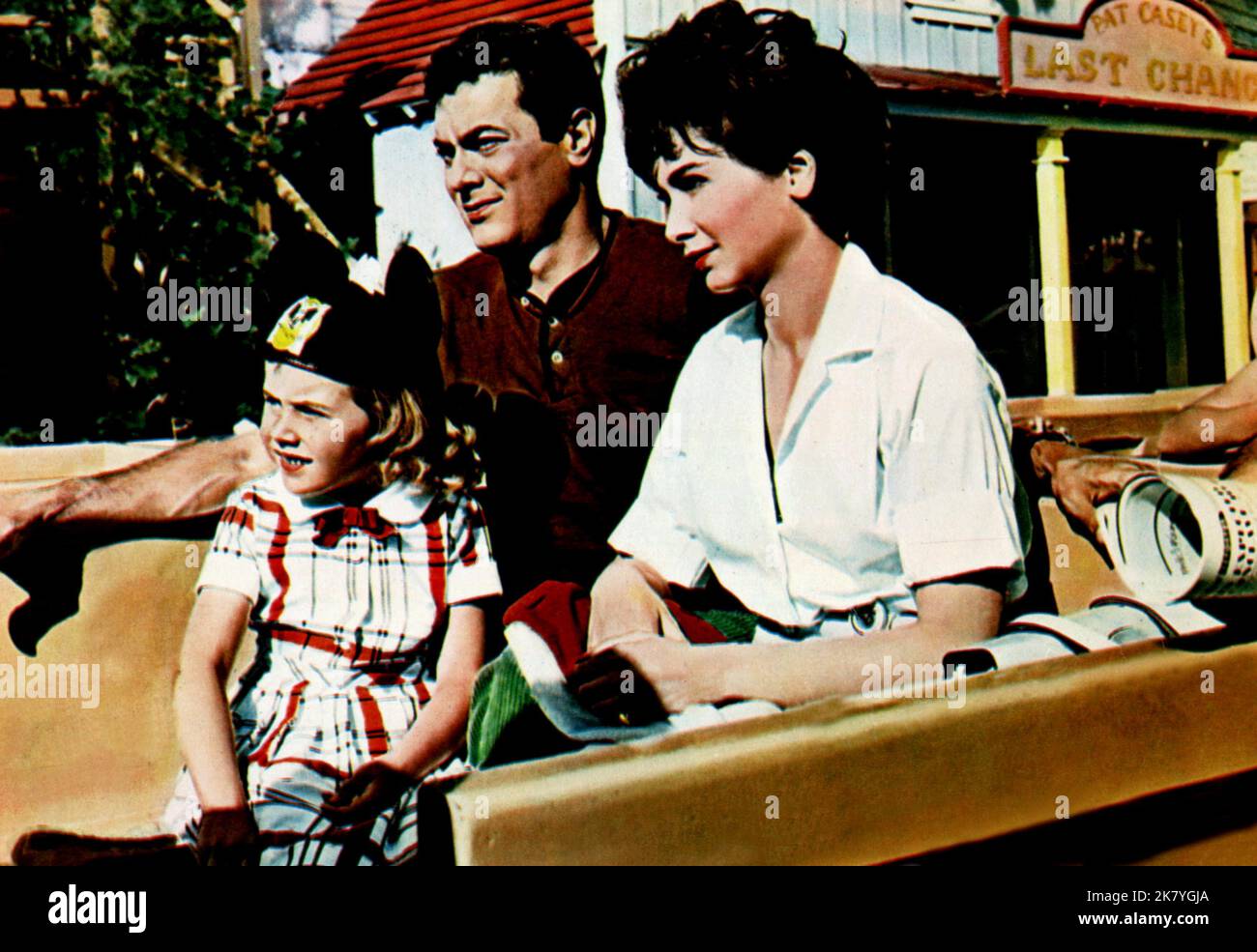 Clair Wilcox, Suzanne Pleshette & Tony Curtis Film: 40 Pounds Of Trouble (1962) Characters: ,Chris Lockwood & Steve McCluskey  Director: Norman Jewison 31 December 1962   **WARNING** This Photograph is for editorial use only and is the copyright of CURTIS ENTERPRISES and/or the Photographer assigned by the Film or Production Company and can only be reproduced by publications in conjunction with the promotion of the above Film. A Mandatory Credit To CURTIS ENTERPRISES is required. The Photographer should also be credited when known. No commercial use can be granted without written authority fro Stock Photo