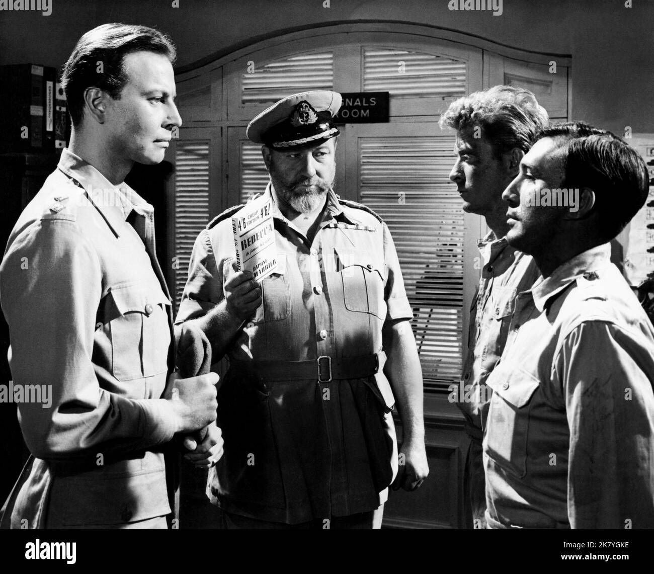 John Westbrook, James Robertson Justice, Michael Caine & Lee Montague Film: Foxhole In Cairo (UK 1960) Characters: Roger,Capt. Robertson,Weber & Aberle  / Literaturverfilmung (Based On The Book By Leonard Mosley) Director: John Llewellyn Moxey 04 October 1960   **WARNING** This Photograph is for editorial use only and is the copyright of OMNIA FILMS and/or the Photographer assigned by the Film or Production Company and can only be reproduced by publications in conjunction with the promotion of the above Film. A Mandatory Credit To OMNIA FILMS is required. The Photographer should also be credit Stock Photo