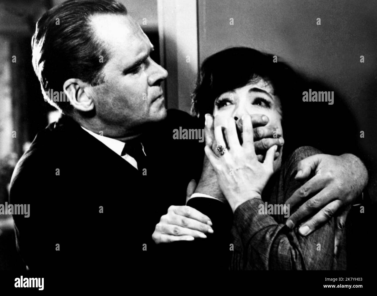 Albert Lieven & Barbara Shelley Film: The Edgar Wallace Mystery Theatre: Death Trap (TV-Serie)   Uk 1960-1965, / Aus Der Reihe 'The Edgar Wallace Mystery Theatre' / Literaturverfilmung (Based On The Book By Edgar Wallace) Director: John Llewellyn Moxey 01 October 1960   **WARNING** This Photograph is for editorial use only and is the copyright of MERTON PARK STUDIOS and/or the Photographer assigned by the Film or Production Company and can only be reproduced by publications in conjunction with the promotion of the above Film. A Mandatory Credit To MERTON PARK STUDIOS is required. The Photograp Stock Photo