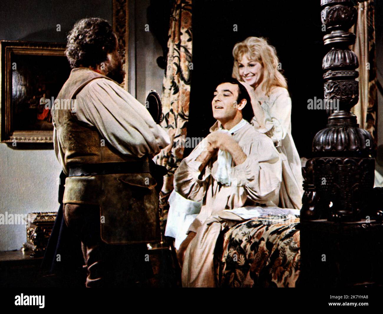 Leo Mckern, Richard Jackson & Kim Novak Film: The Amorous Adventures Of Moll Flanders (UK 1965) Characters: Squint, & Moll Flanders  / Literaturverfilmung (Based On The Book By Daniel Defoe) Director: Terence Young 26 May 1965   **WARNING** This Photograph is for editorial use only and is the copyright of WINCHESTER PRODUCTIONS and/or the Photographer assigned by the Film or Production Company and can only be reproduced by publications in conjunction with the promotion of the above Film. A Mandatory Credit To WINCHESTER PRODUCTIONS is required. The Photographer should also be credited when kno Stock Photo