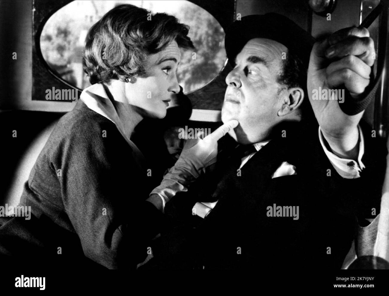 Constance Cummings & Robert Morley Film: The Battle Of The Sexes (UK 1960) Characters: Angela Barrows & Robert Macpherson  Director: Charles Crichton 25 February 1960   **WARNING** This Photograph is for editorial use only and is the copyright of BRITISH LION FILM CORP. and/or the Photographer assigned by the Film or Production Company and can only be reproduced by publications in conjunction with the promotion of the above Film. A Mandatory Credit To BRITISH LION FILM CORP. is required. The Photographer should also be credited when known. No commercial use can be granted without written autho Stock Photo