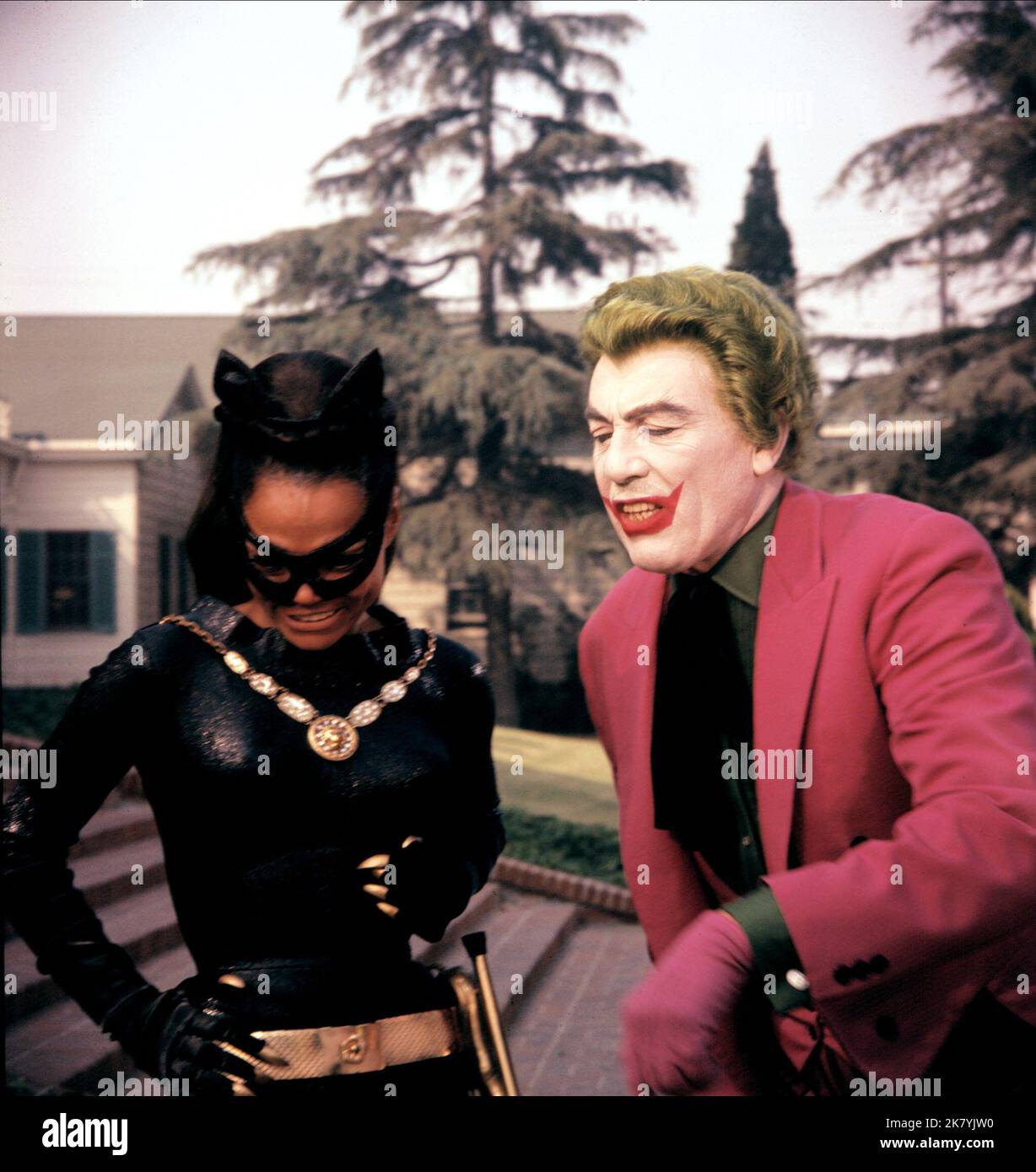 Eartha Kitt & Cesar Romero Television: Batman (TV-Serie) Characters: Catwoman & The Joker  Usa 1966-1968, / 3. Staffel, Season 3 12 January 1966   **WARNING** This Photograph is for editorial use only and is the copyright of ABC and/or the Photographer assigned by the Film or Production Company and can only be reproduced by publications in conjunction with the promotion of the above Film. A Mandatory Credit To ABC is required. The Photographer should also be credited when known. No commercial use can be granted without written authority from the Film Company. Stock Photo