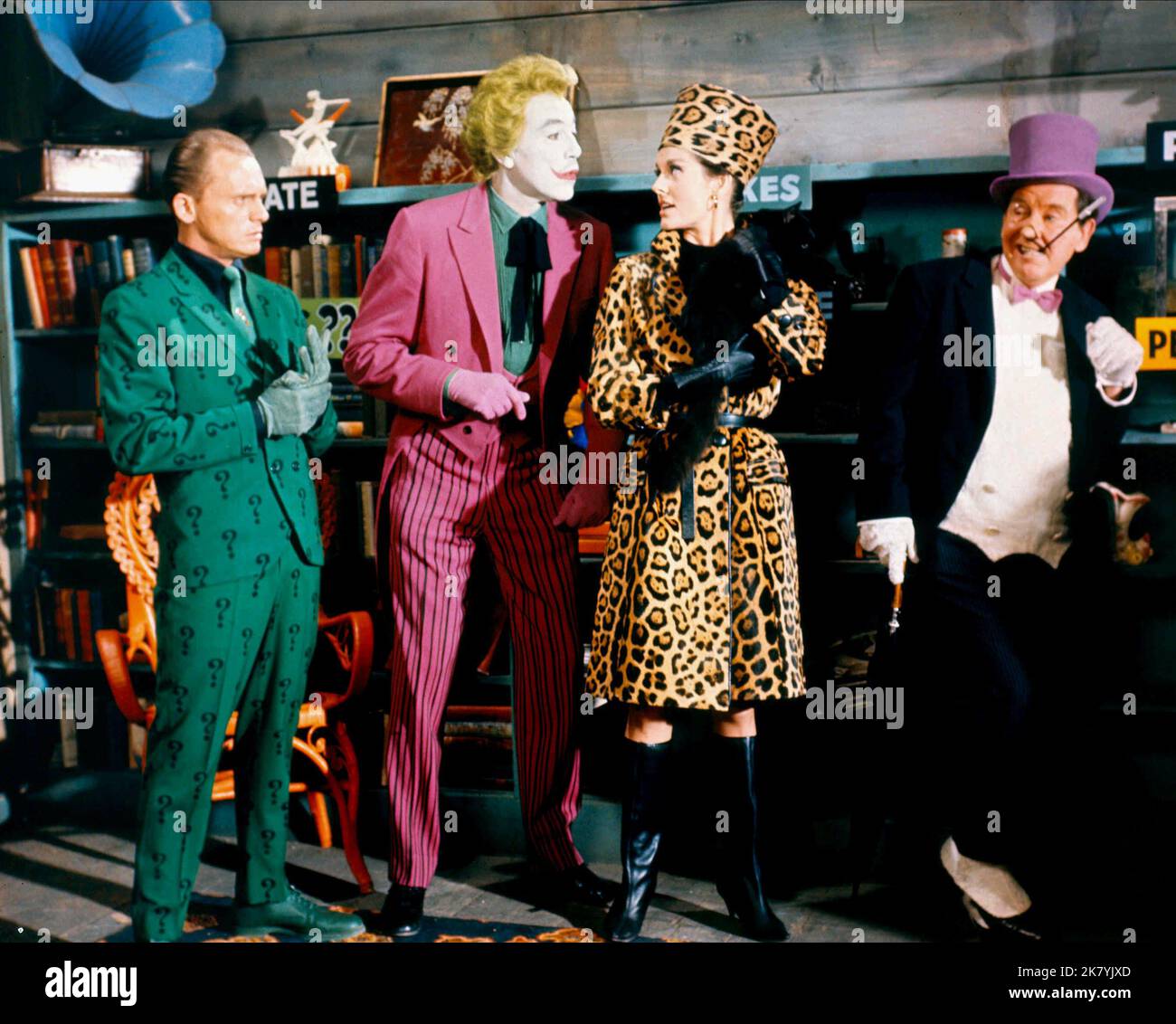 Frank Gorshin, Cesar Romero, Julie Newmar & Burgess Meredith Television: Batman (TV-Serie) Characters: The Riddler,The Joker, & The Penguin  Usa 1966-1968, 12 January 1966   **WARNING** This Photograph is for editorial use only and is the copyright of ABC and/or the Photographer assigned by the Film or Production Company and can only be reproduced by publications in conjunction with the promotion of the above Film. A Mandatory Credit To ABC is required. The Photographer should also be credited when known. No commercial use can be granted without written authority from the Film Company. Stock Photo