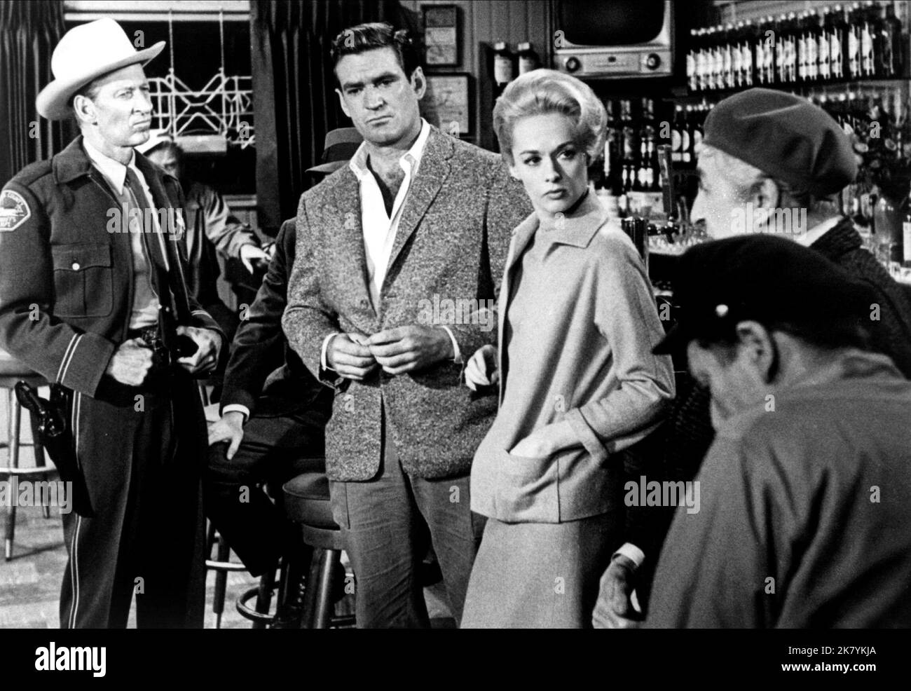 Rod Taylor & Tippi Hedren Film: The Birds (USA 1963) Characters: Mitch Brenner, Melanie Daniels  Director: Alfred Hitchcock 28 March 1963   **WARNING** This Photograph is for editorial use only and is the copyright of UNIVERSAL and/or the Photographer assigned by the Film or Production Company and can only be reproduced by publications in conjunction with the promotion of the above Film. A Mandatory Credit To UNIVERSAL is required. The Photographer should also be credited when known. No commercial use can be granted without written authority from the Film Company. Stock Photo