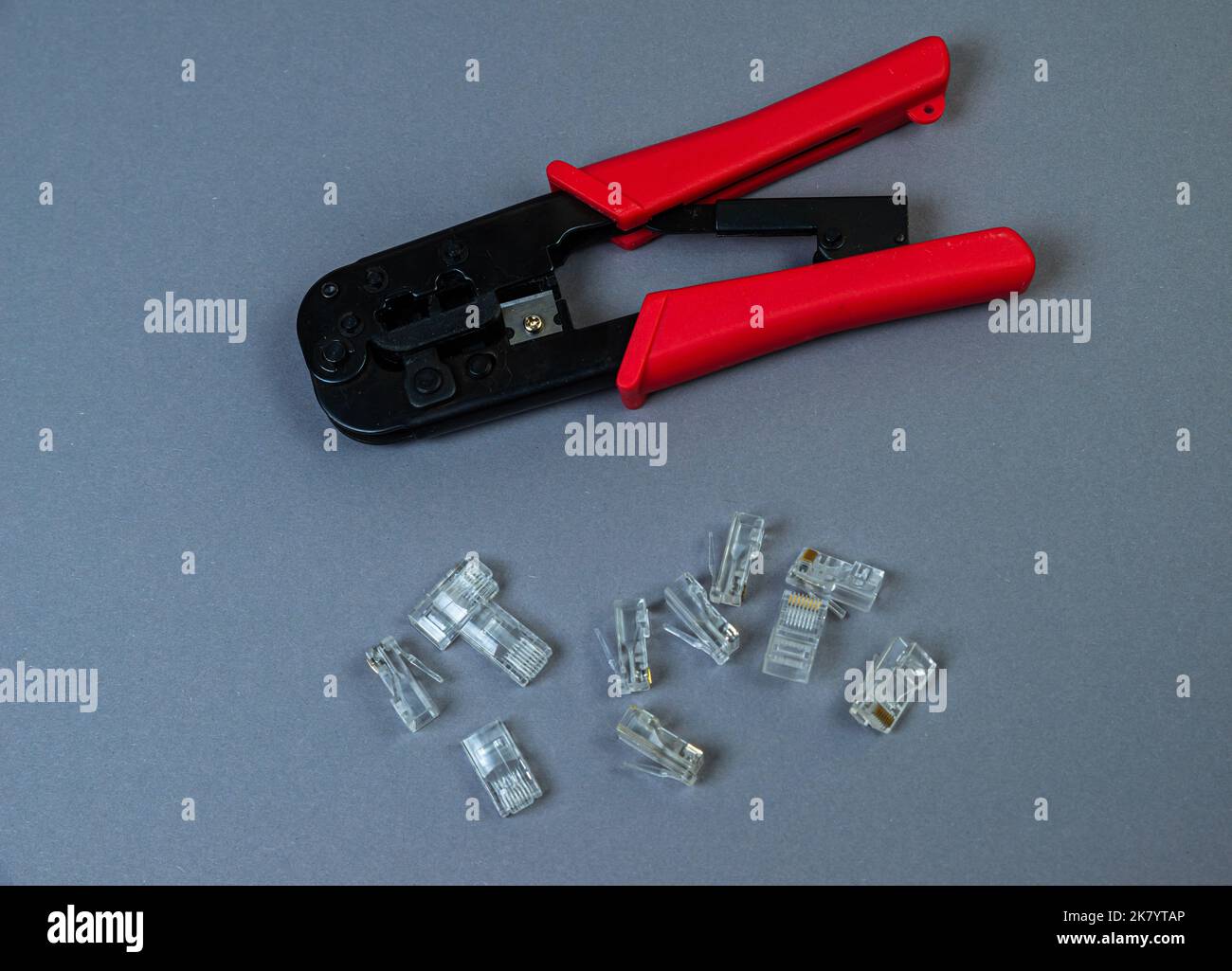 Hand crimp tool for crimping of the round terminals and small heap of