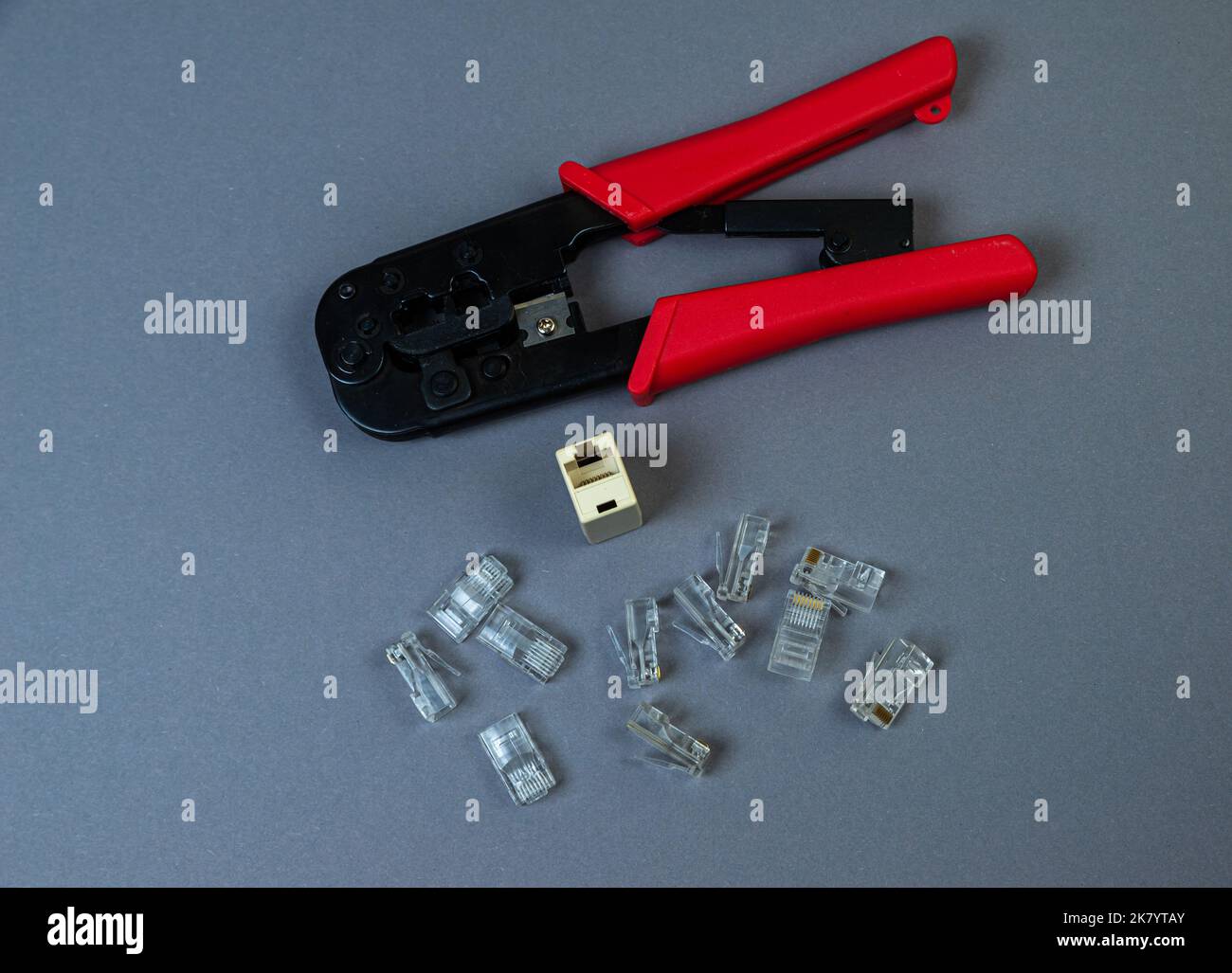 Hand crimp tool for crimping of the round terminals and small heap of