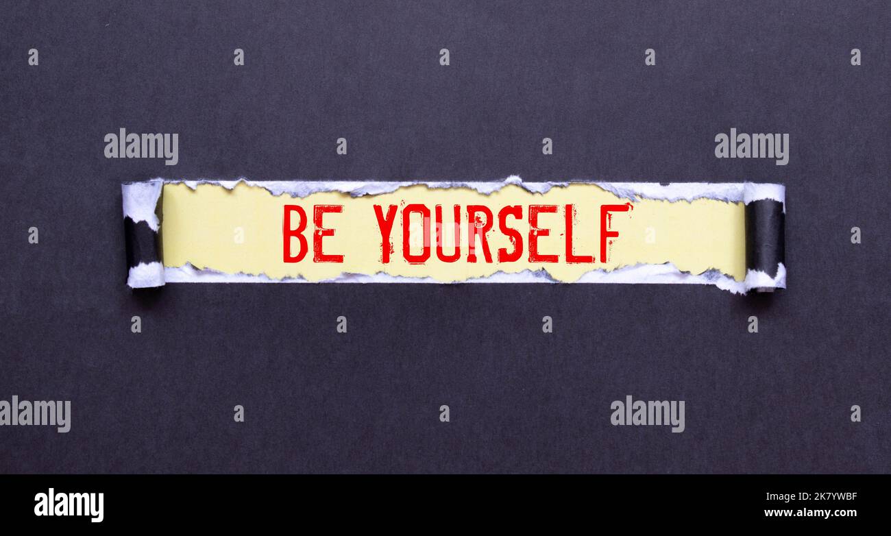 Sticky note with the text Introduce yourself on office desk. BE