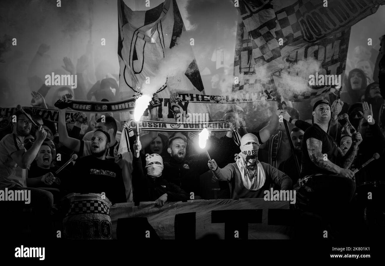 Hannover, 19.10.2022, DFB Pokal BVB Fans zünden bengalisches Feuer