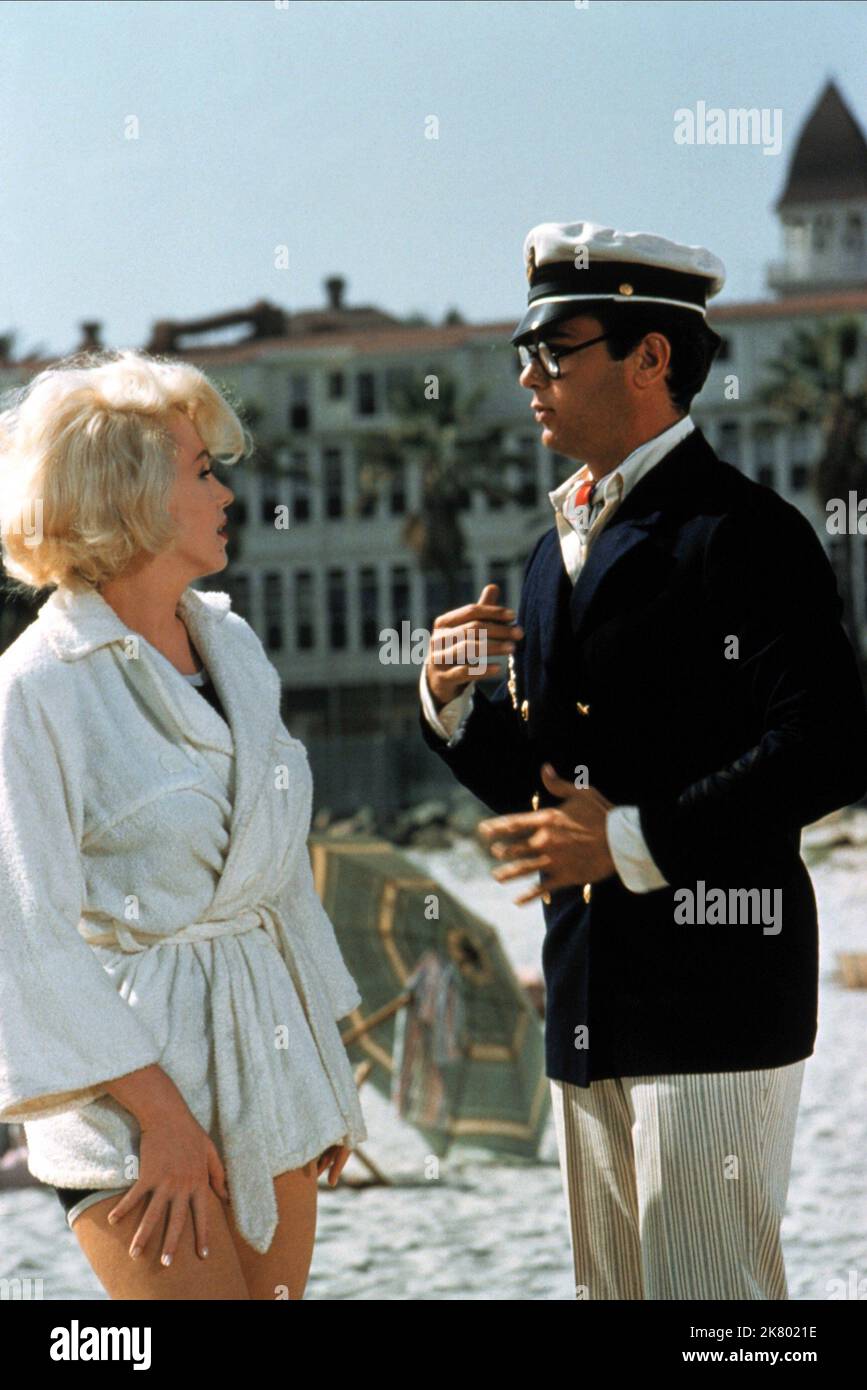 Marilyn Monroe & Tony Curtis Film: Some Like It Hot (USA 1959) Characters: Sugar Kane Kowalczyk, Joe - 'Josephine'  Director: Billy Wilder 19 March 1959   **WARNING** This Photograph is for editorial use only and is the copyright of UNITED ARTISTS and/or the Photographer assigned by the Film or Production Company and can only be reproduced by publications in conjunction with the promotion of the above Film. A Mandatory Credit To UNITED ARTISTS is required. The Photographer should also be credited when known. No commercial use can be granted without written authority from the Film Company. Stock Photo