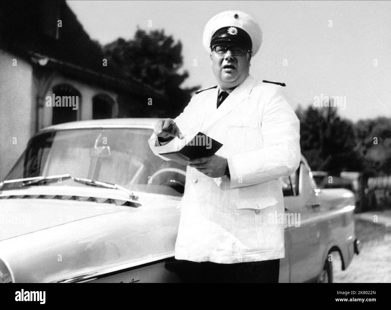 Heinz Erhardt Film: Natürlich Die Autofahrer (DE 1959) Characters: PHW Eberhard Dobermann  Director: Erich Engels 20 August 1959   **WARNING** This Photograph is for editorial use only and is the copyright of DEUTSCHE FILM HANSA and/or the Photographer assigned by the Film or Production Company and can only be reproduced by publications in conjunction with the promotion of the above Film. A Mandatory Credit To DEUTSCHE FILM HANSA is required. The Photographer should also be credited when known. No commercial use can be granted without written authority from the Film Company. Stock Photo