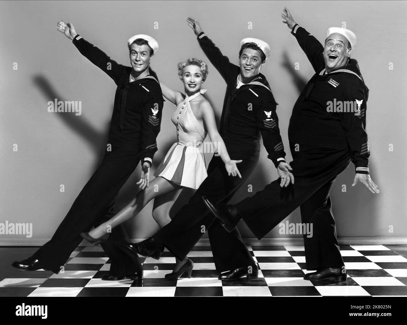 Gene Nelson, Jane Powell, Gordon Macrae & Jack E. Leonard Film: Three Sailors And A Girl (USA 1953) Characters: Twitch, Penny Weston, 'Choirboy' Jones, Porky  Director: Roy Del Ruth 23 November 1953   **WARNING** This Photograph is for editorial use only and is the copyright of WARNER BROS and/or the Photographer assigned by the Film or Production Company and can only be reproduced by publications in conjunction with the promotion of the above Film. A Mandatory Credit To WARNER BROS is required. The Photographer should also be credited when known. No commercial use can be granted without writt Stock Photo