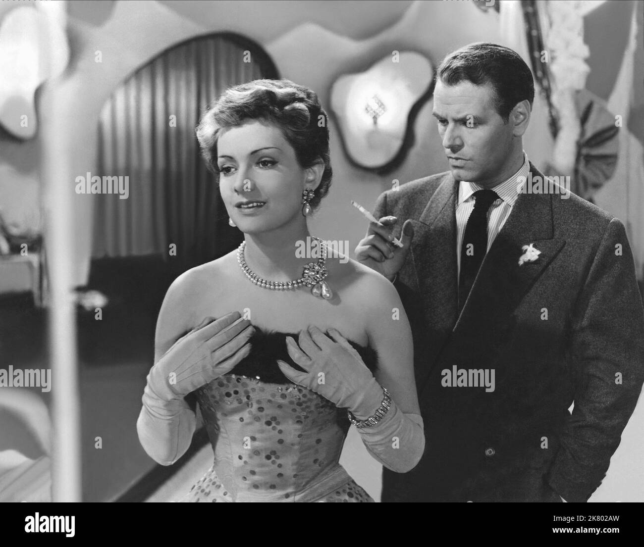 Ruth Leuwerik & O.W. Fischer Film: A Heart'S Foul Play; Ein Herz Spielt Falsch (DE 1953) Characters: Sybilla Zander, Peter van Booven  Director: Rudolf Jugert 23 June 1953   **WARNING** This Photograph is for editorial use only and is the copyright of SCHORCHT FILMVERLEIH and/or the Photographer assigned by the Film or Production Company and can only be reproduced by publications in conjunction with the promotion of the above Film. A Mandatory Credit To SCHORCHT FILMVERLEIH is required. The Photographer should also be credited when known. No commercial use can be granted without written author Stock Photo